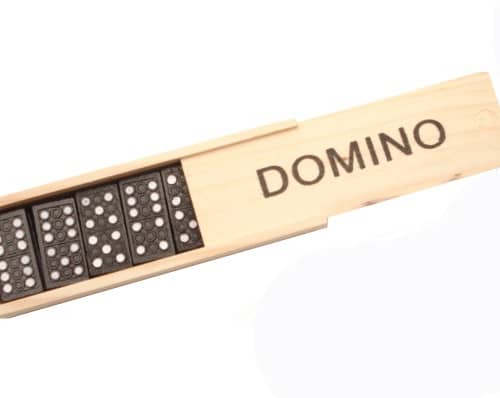 domino spel in houten kist